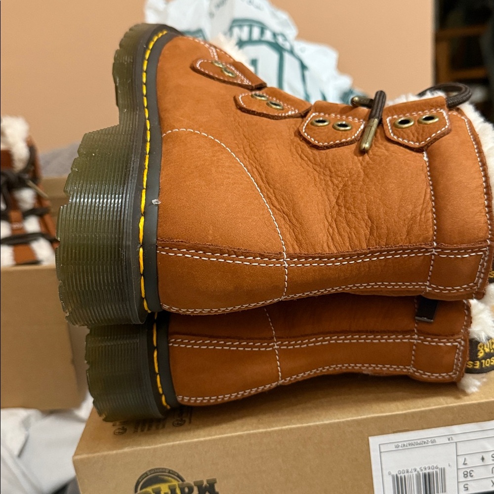 Dr. Martens 1460 Fur Lined Buttersoft Lace Up Boots Tan Brown Women’s New NWOB - Picture 5 of 7
